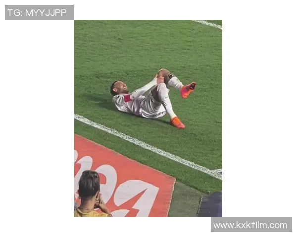 意大利足球巨星比赛中意外重伤瞬间全场震惊球迷揪心