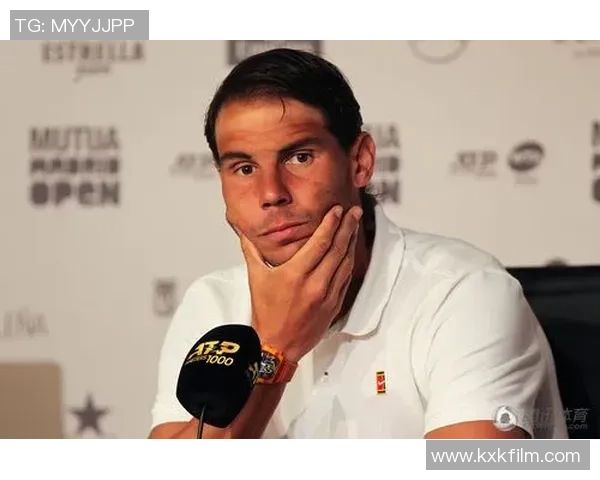 足球场上发呆的球星瞬间展现沉思与专注的独特魅力