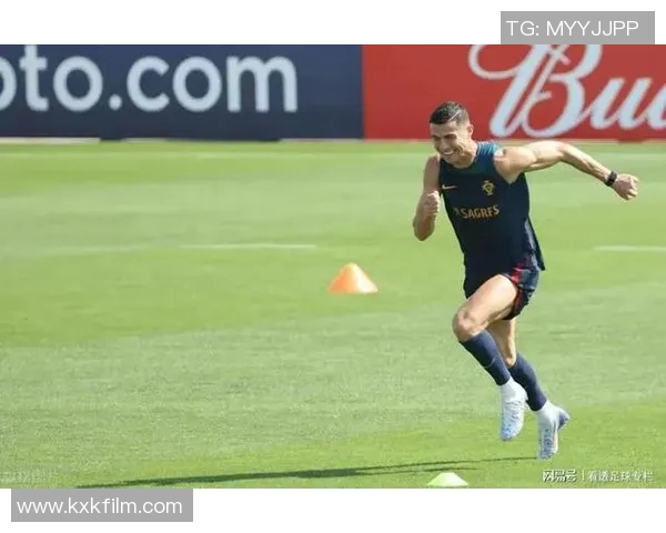 足球球星休赛期的多重面貌：训练、旅游、商业活动与私人生活揭秘