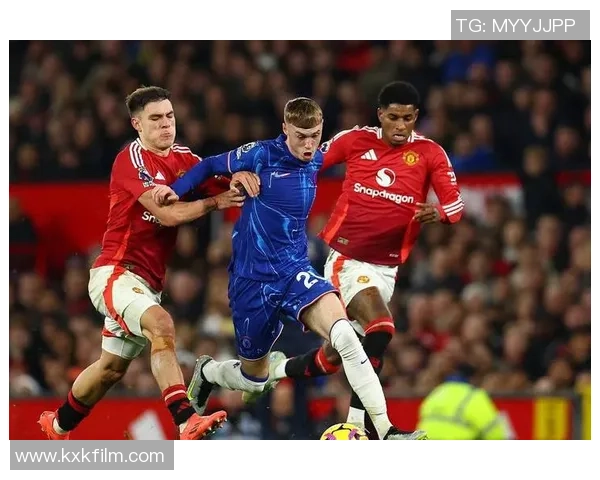 足球球星激烈对抗中惊险瞬间引发赛场安全关注